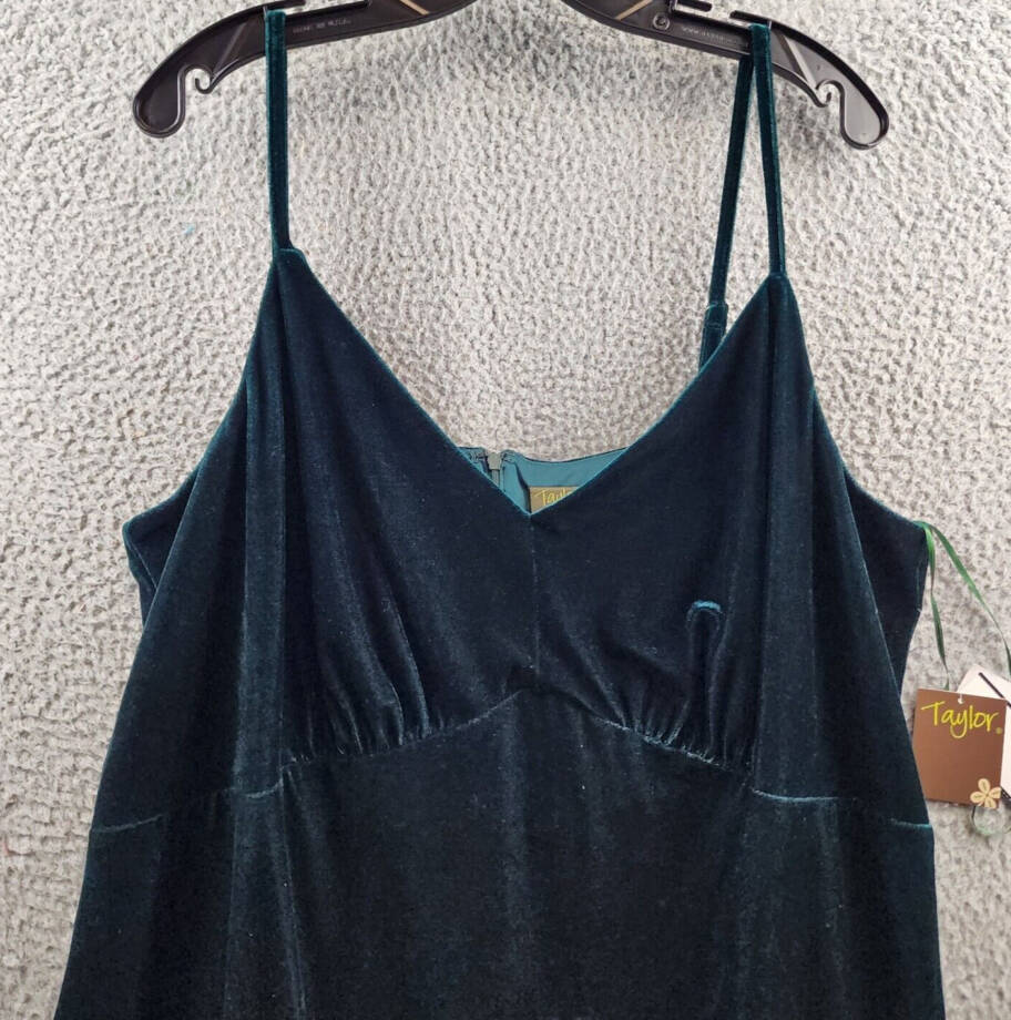 Taylor Plus Size Velvet Empire-Waist Sleeveless Midi Dress Women's 20W Pea Green