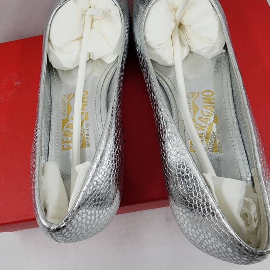 Ferragamo Varina Lizard Embossed Ballet Flats Women's 6 Silver Bow Top Slip On