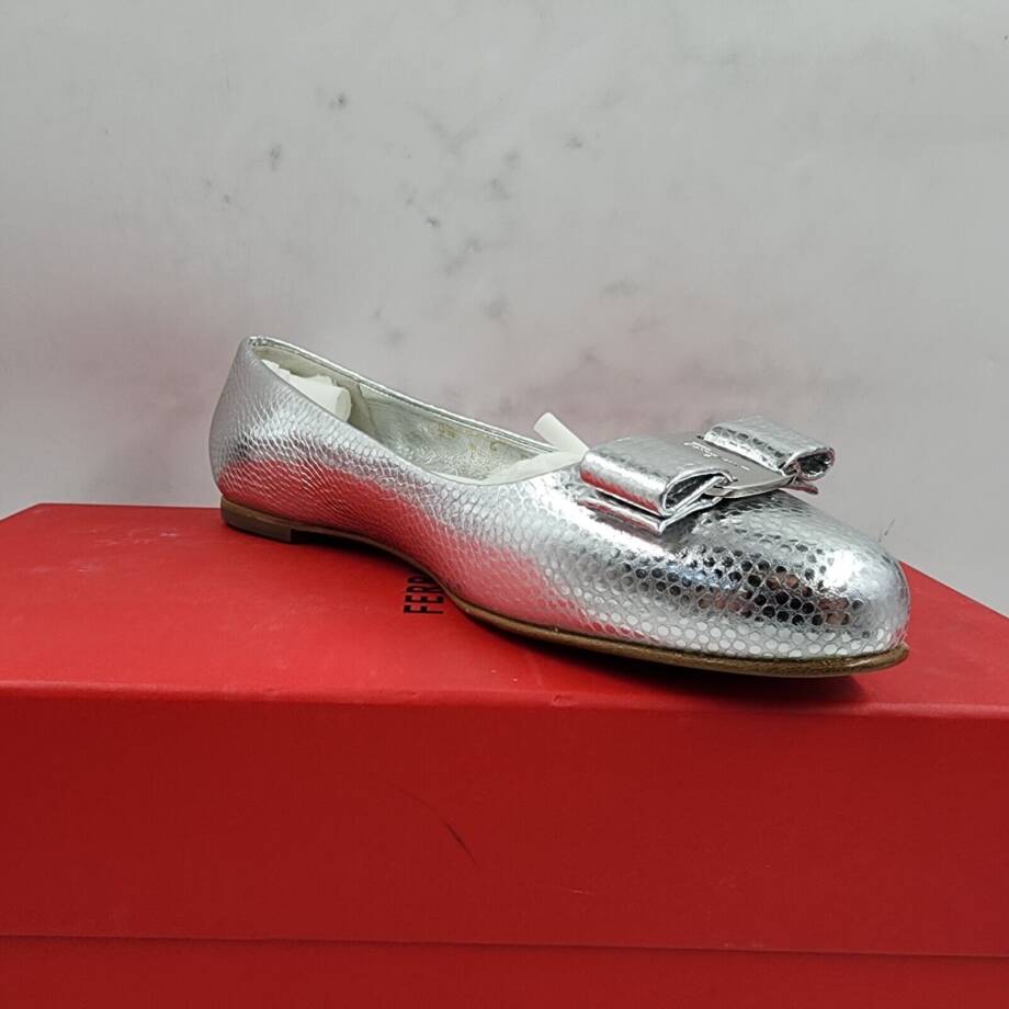Ferragamo Varina Lizard Embossed Ballet Flats Women's 6 Silver Bow Top Slip On