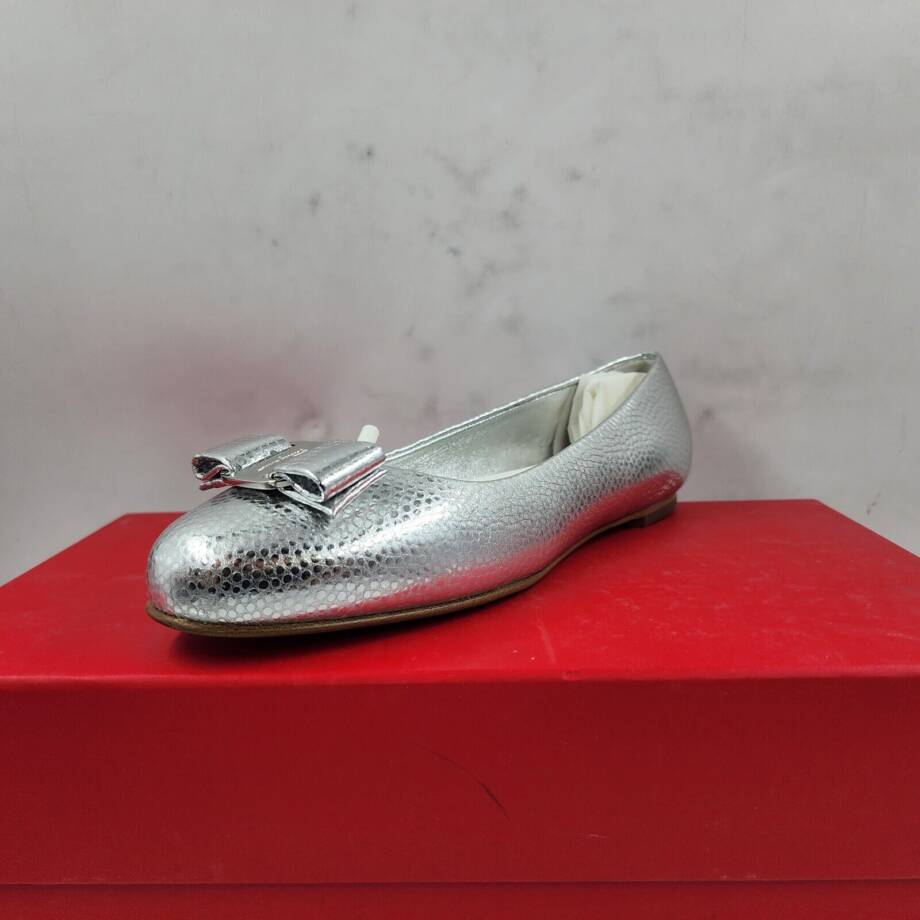 Ferragamo Varina Lizard Embossed Ballet Flats Women's 6 Silver Bow Top Slip On