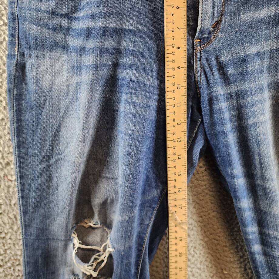 Levi's Boyfriend Jeans Women's 31 Blue Zip Fly With Button Closure Distressed
