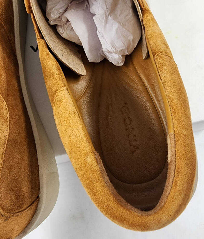 Vince Ginelle Sneakers Women's 10M Tan Elastic Gores Round Toe Slip On Style~