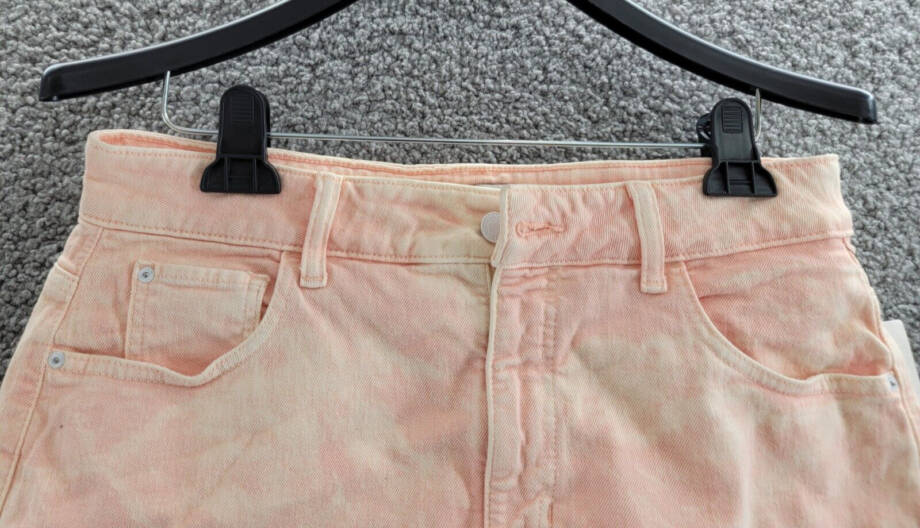 GUESS Acid-Washed Denim Mom Shorts Women's 31 Durazno Zip Fly Button Closure