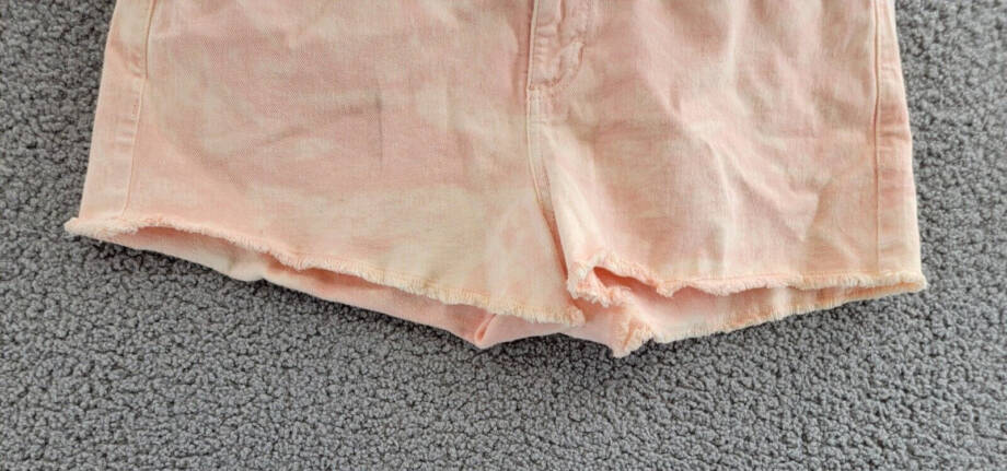 GUESS Acid-Washed Denim Mom Shorts Women's 31 Durazno Zip Fly Button Closure