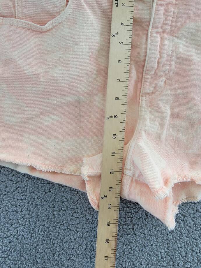 GUESS Acid-Washed Denim Mom Shorts Women's 31 Durazno Zip Fly Button Closure