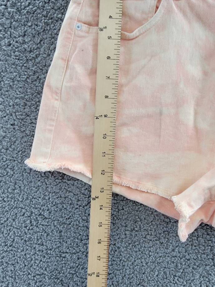 GUESS Acid-Washed Denim Mom Shorts Women's 31 Durazno Zip Fly Button Closure