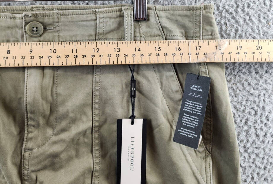 Liverpool Los Angeles Mid Rise Utility Shorts Women's 14/32 Pewter Green Pockets