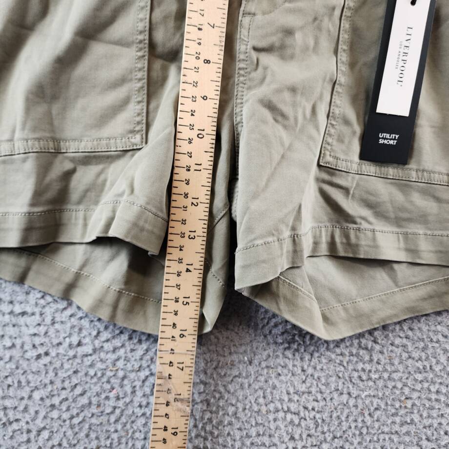 Liverpool Los Angeles Mid Rise Utility Shorts Women's 14/32 Pewter Green Pockets