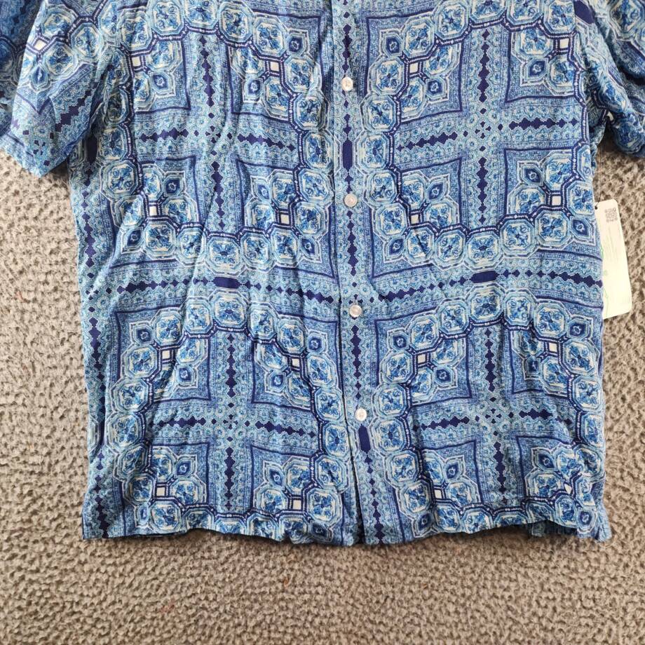 GUESS Eco Rayon Tile Shirt Men's S Medallion Tile Short Sleeve Button Closure