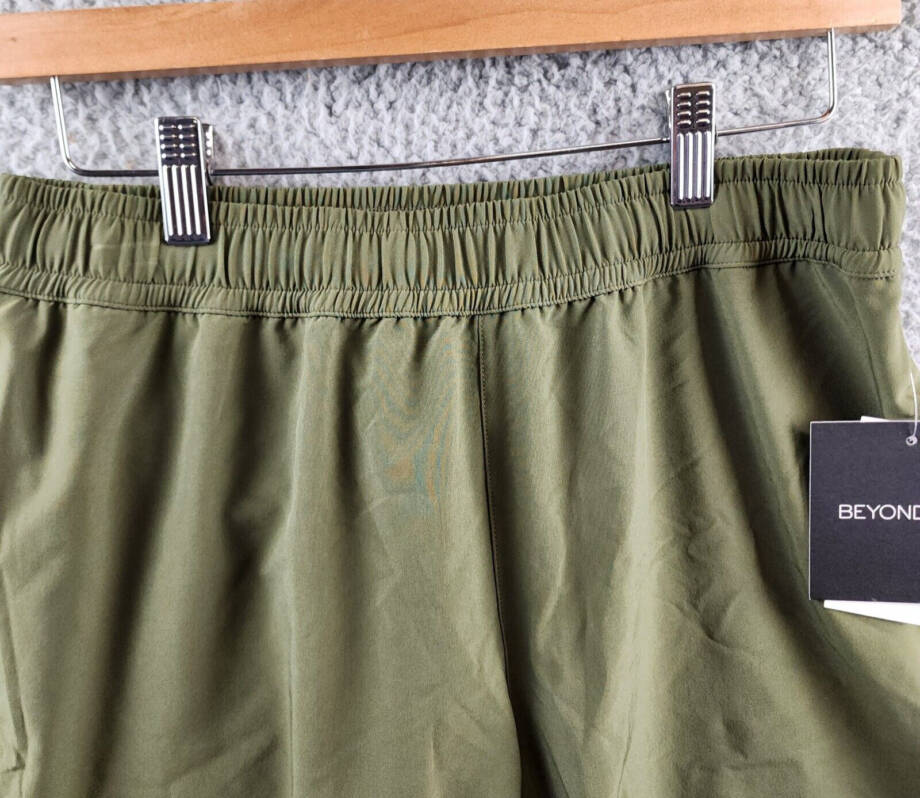 Beyond Yoga Freesprint Run Shorts Men's S Olive Pull On Style Elastic Waist