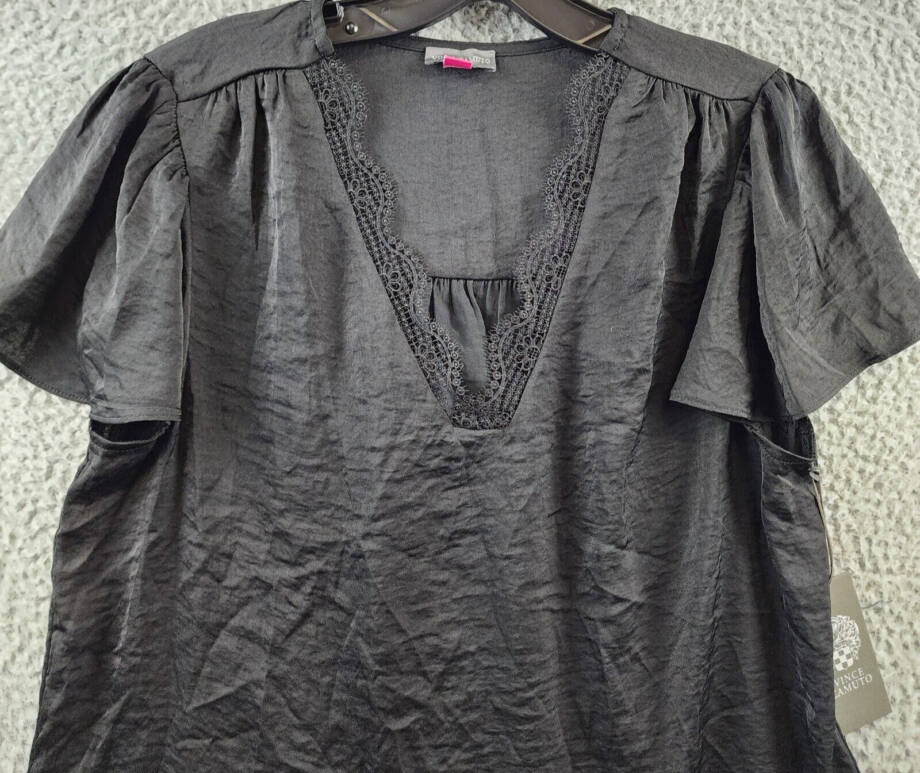 VINCE CAMUTO V-Neck Lace Trim Top Women's M Black Solid Short Sleeve Pullover