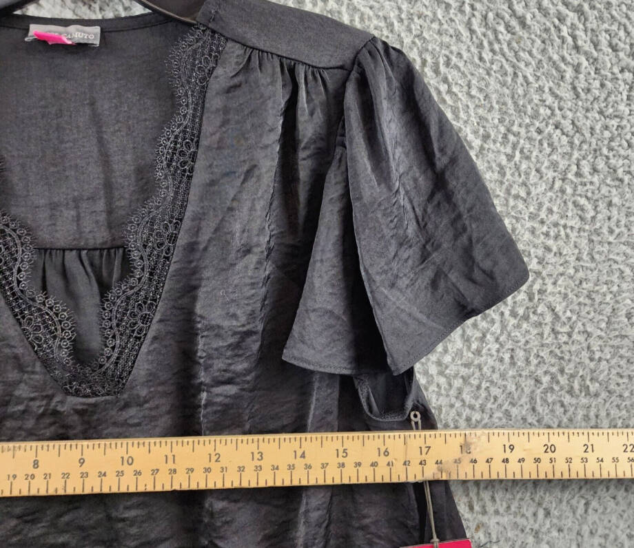 VINCE CAMUTO V-Neck Lace Trim Top Women's M Black Solid Short Sleeve Pullover