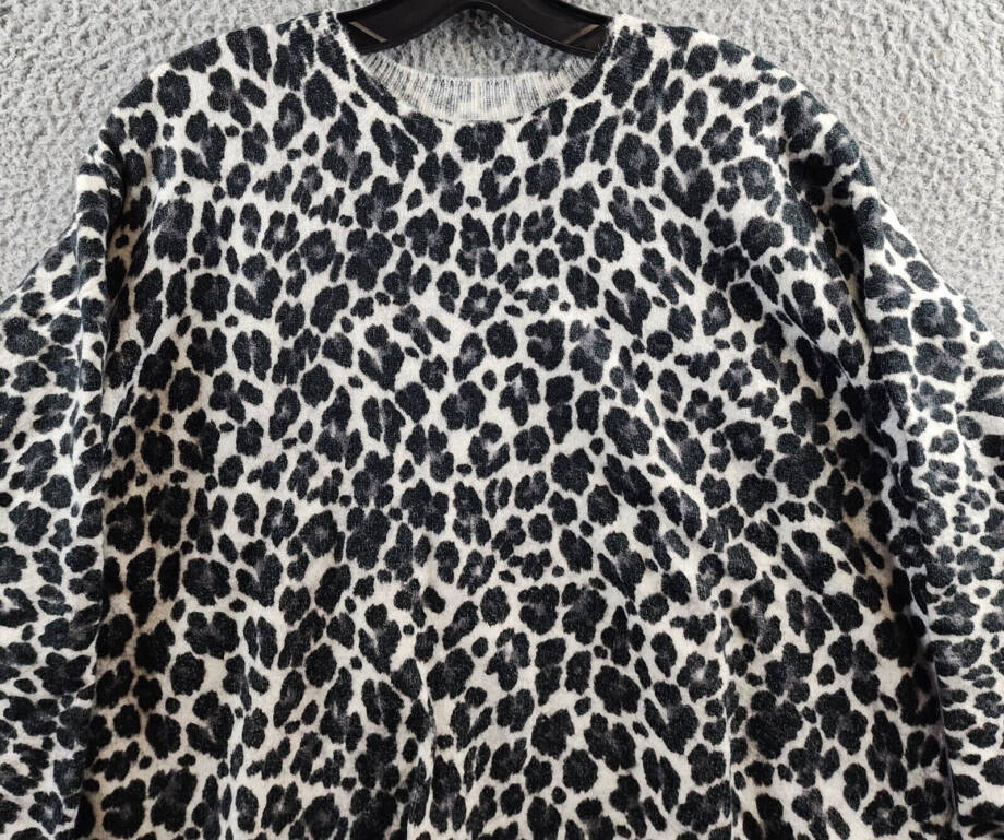 VINCE CAMUTO Elegant Leopard Print Sweater Women's XXS Antique White Long Sleeve