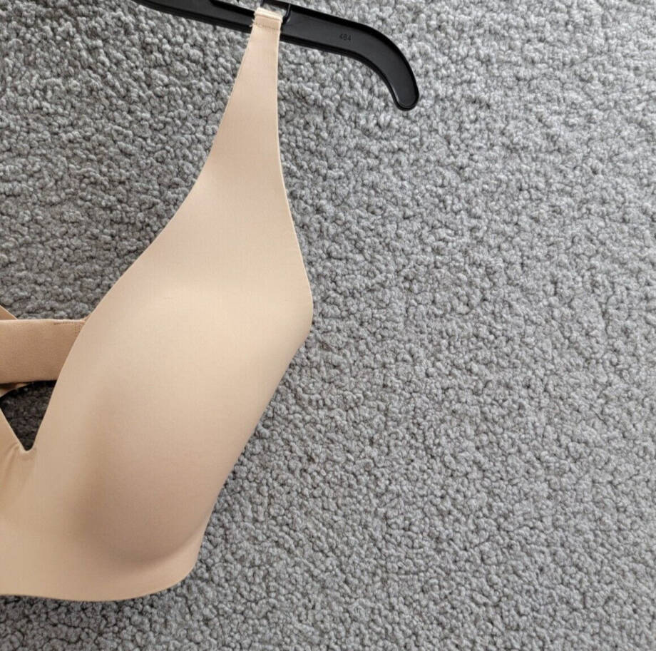 GapBody Everyday Essentials Wireless Bra Womens 32DD Brush Beige Hook & Eye Back