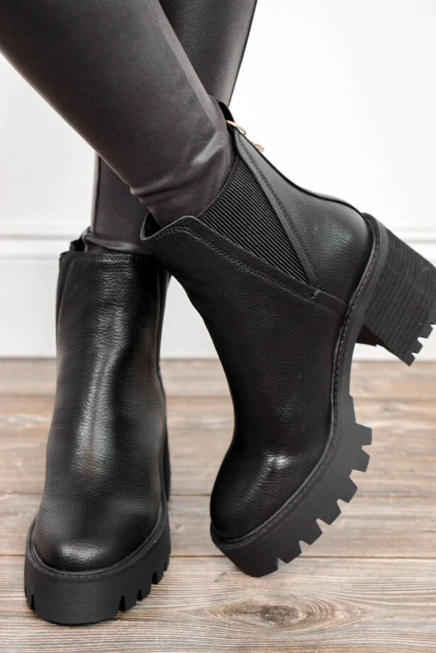 MIA Rusty Chelsea Lug Sole Ankle Booties Women's Black Round Toe Pull-On 8.5