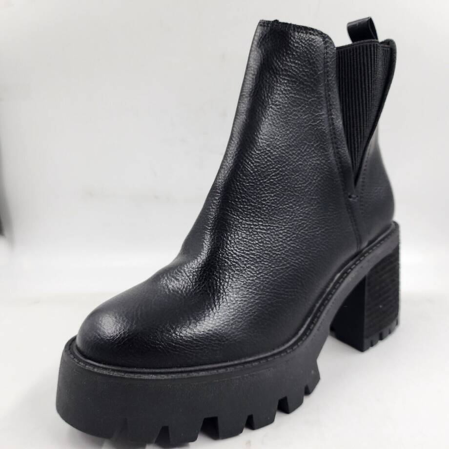 MIA Rusty Chelsea Lug Sole Ankle Booties Women's Black Round Toe Pull-On 8.5