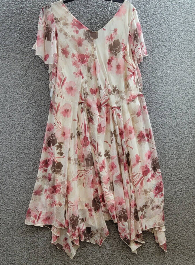 Robbie Bee Plus Size Floral Flutter-Sleeve Hankie-Hem Dress Women's 24W Cream