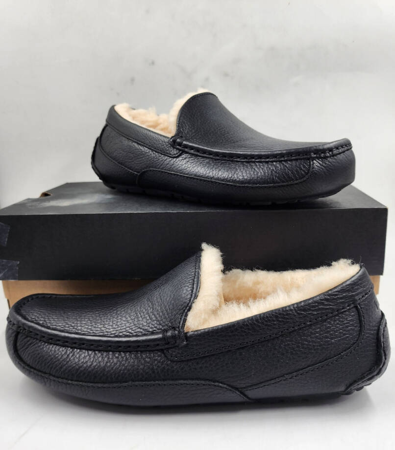 UGG Ascot Shearling Slippers Men's 8 Black Round Toe Solid Slip On