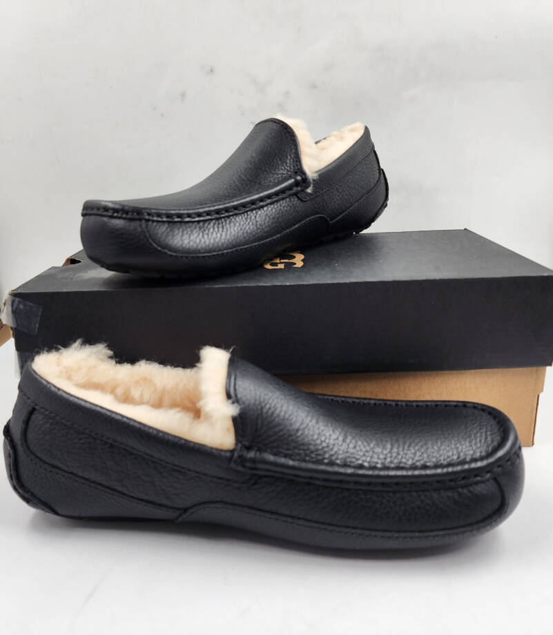 UGG Ascot Shearling Slippers Men's 8 Black Round Toe Solid Slip On