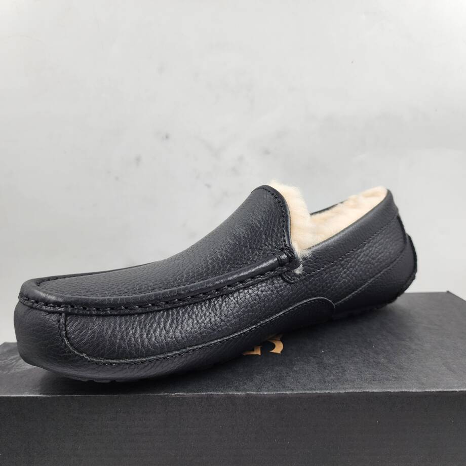UGG Ascot Shearling Slippers Men's 8 Black Round Toe Solid Slip On