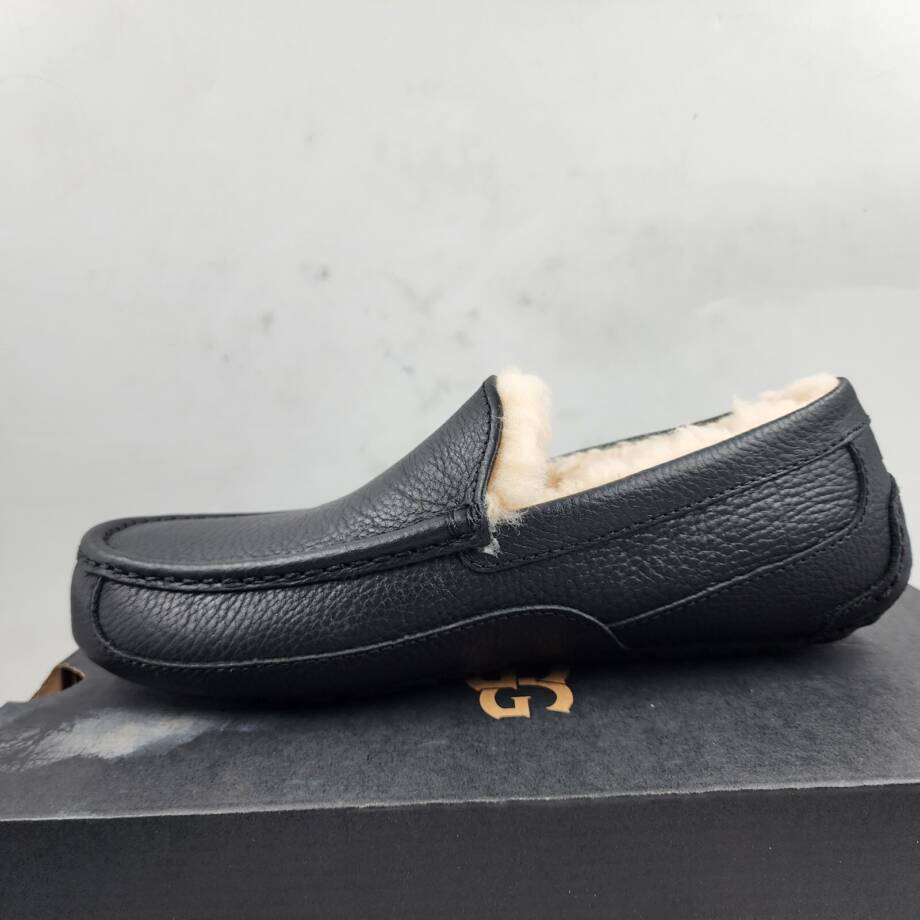 UGG Ascot Shearling Slippers Men's 8 Black Round Toe Solid Slip On