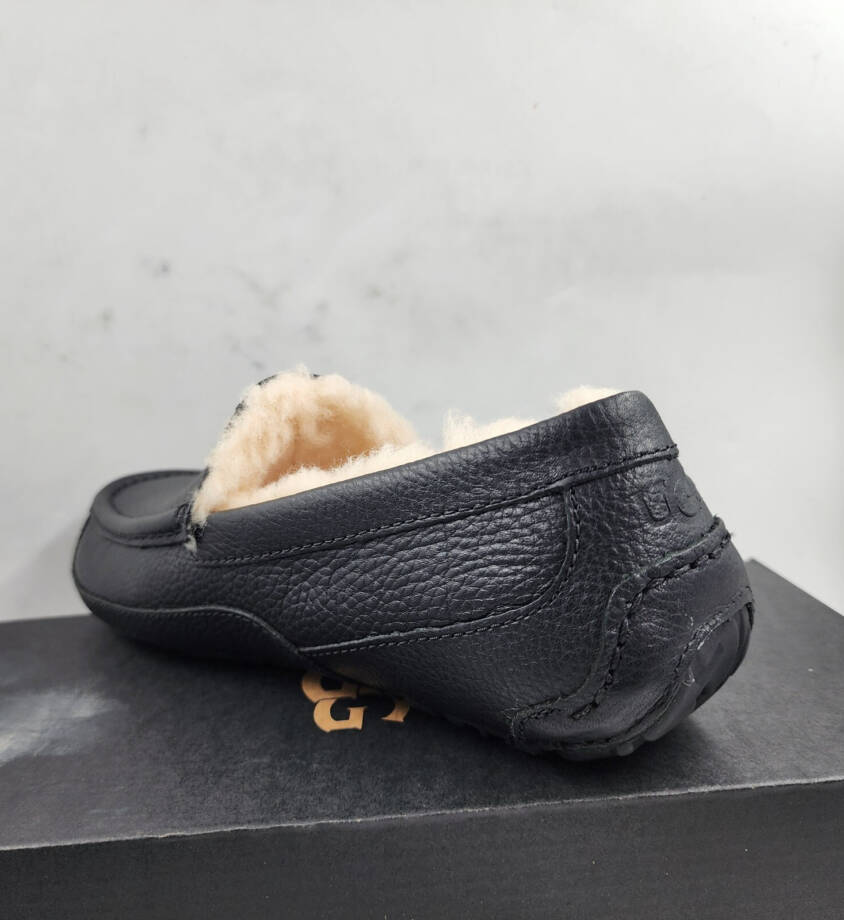 UGG Ascot Shearling Slippers Men's 8 Black Round Toe Solid Slip On