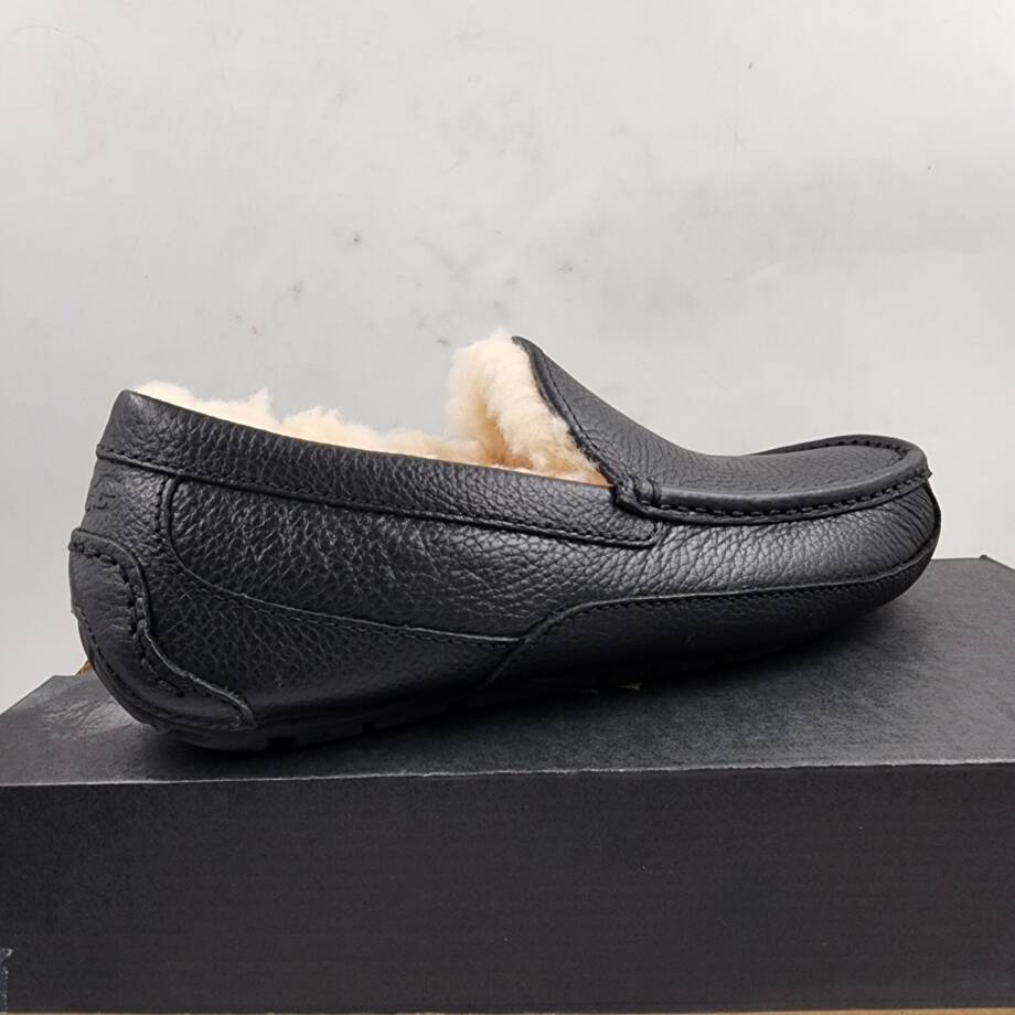 UGG Ascot Shearling Slippers Men's 8 Black Round Toe Solid Slip On