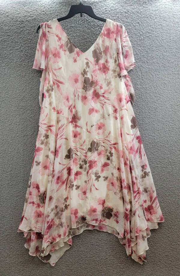 Robbie Bee Plus Floral Flutter-Sleeve Hankie-Hem Dress Women's 22W Cream/Rose