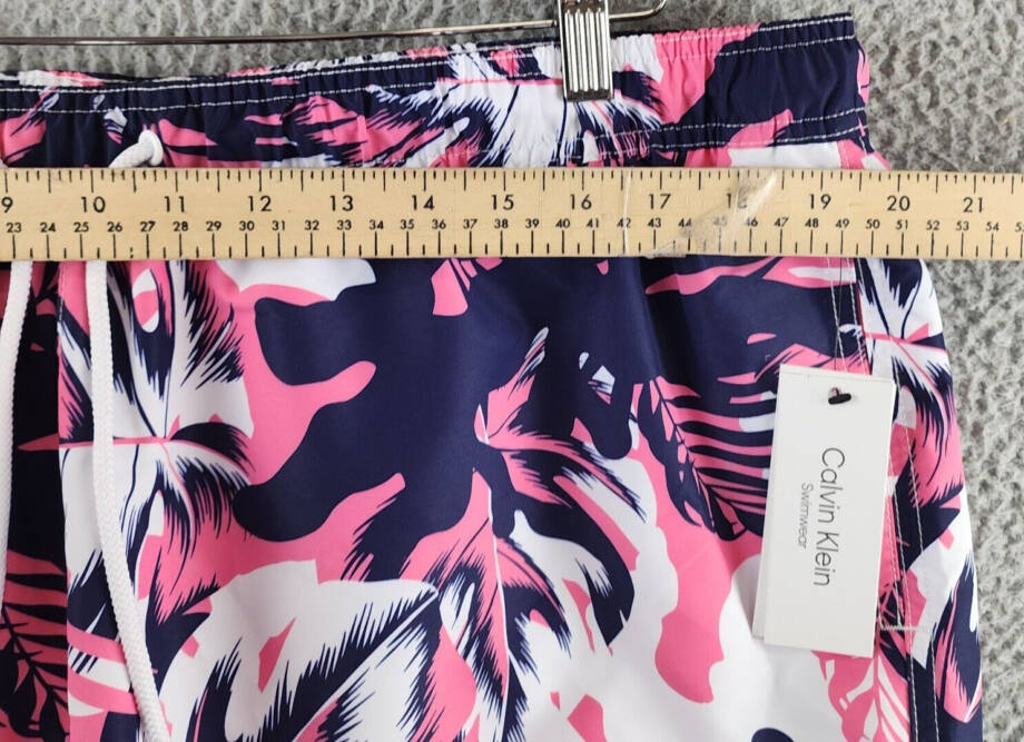 Calvin Klein Island Camo Printed Swim Trunks Men's XXL Pink Multi Drawstring