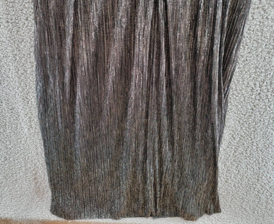 R & M Richards Crinkle Pleated Gown Women's 16 Black/Silver Back Zip Closure