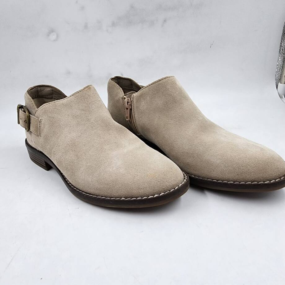 Clarks Camzin Pull Shootie Women's 5.5M Sand Suede Zip Closure Buckle Accent
