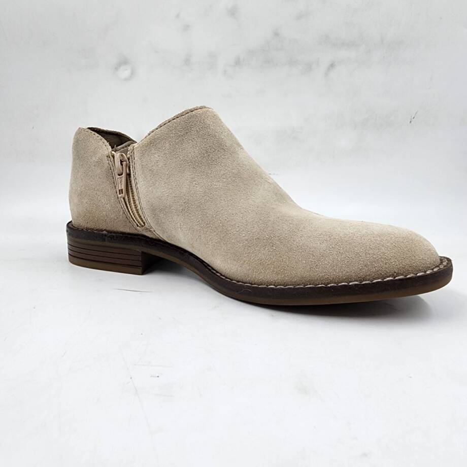 Clarks Camzin Pull Shootie Women's 5.5M Sand Suede Zip Closure Buckle Accent