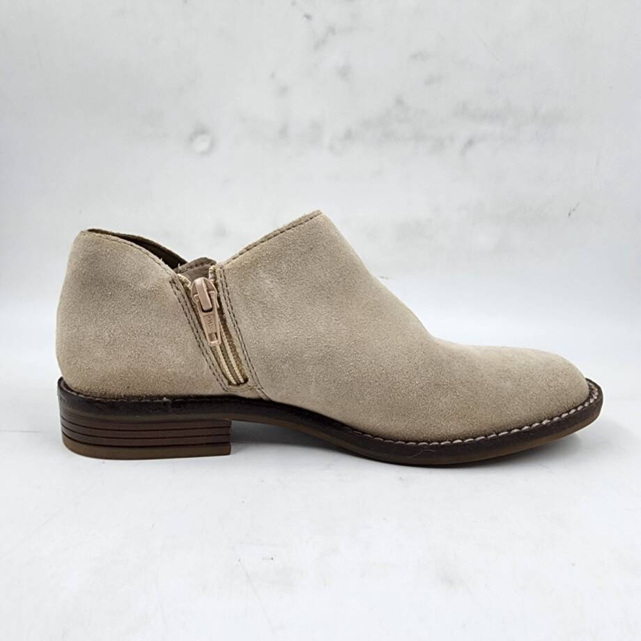 Clarks Camzin Pull Shootie Women's 5.5M Sand Suede Zip Closure Buckle Accent