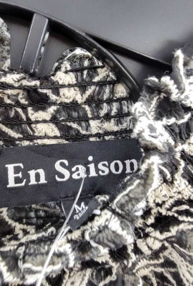En Saison Embroidered Mock Neck Top Women's M Black/White Floral Button Back