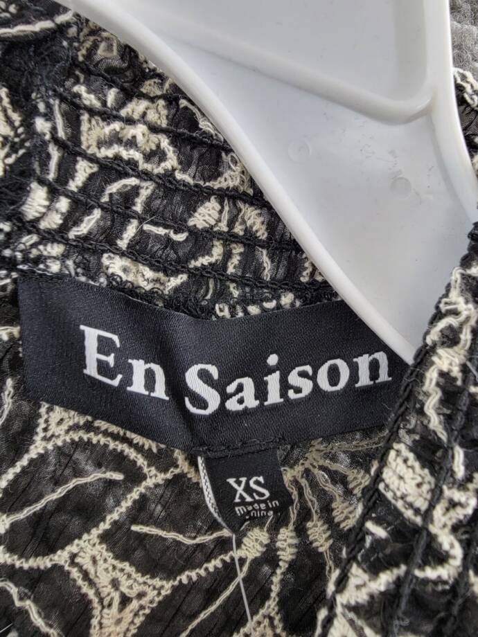 En Saison Embroidered Mock Neck Top Women's XS Black/White Floral Long Sleeve~
