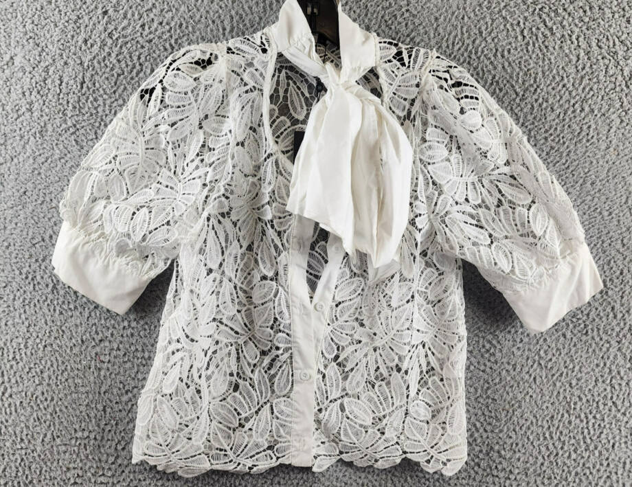 Beulah Style Tie Neck Lace Blouse Women's S White Round Neck Button Front S/S