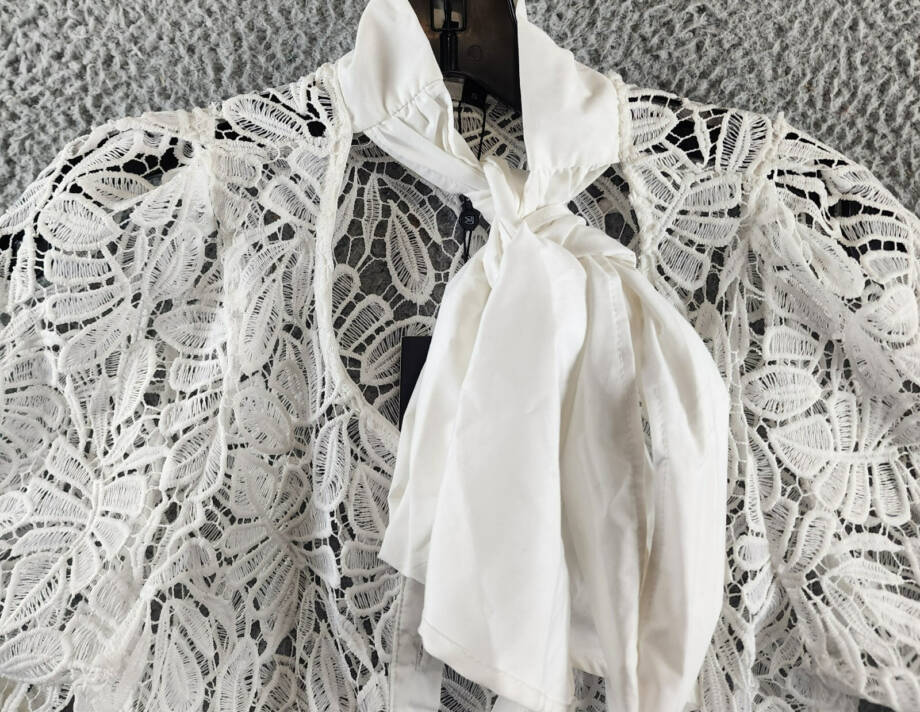 Beulah Style Tie Neck Lace Blouse Women's S White Round Neck Button Front S/S
