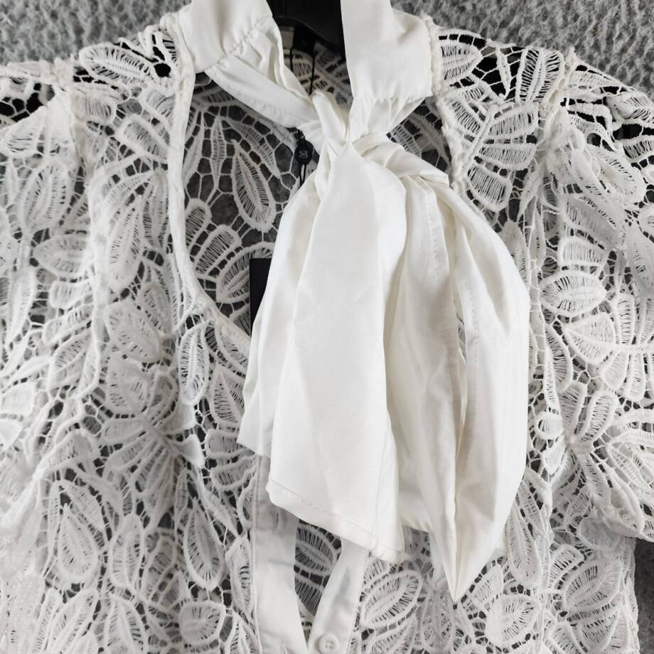 Beulah Style Tie Neck Lace Blouse Women's S White Round Neck Button Front S/S