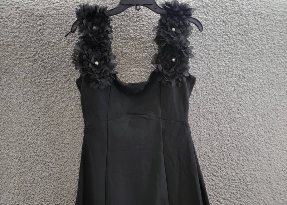 Elliatt Gabby Chrysanthemum Applique Dress Women's M Black Back Slit Square Neck