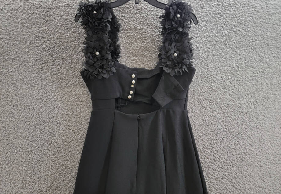 Elliatt Gabby Chrysanthemum Applique Dress Women's M Black Back Slit Square Neck