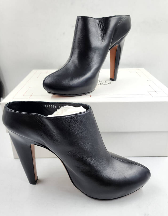 Alexander McQueen Leather High Heel Pumps Women's 40/10 US Black Solid Slip On