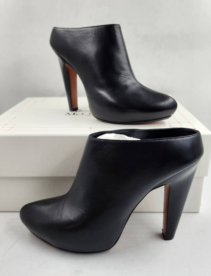 Alexander McQueen Leather High Heel Pumps Women's 40/10 US Black Solid Slip On