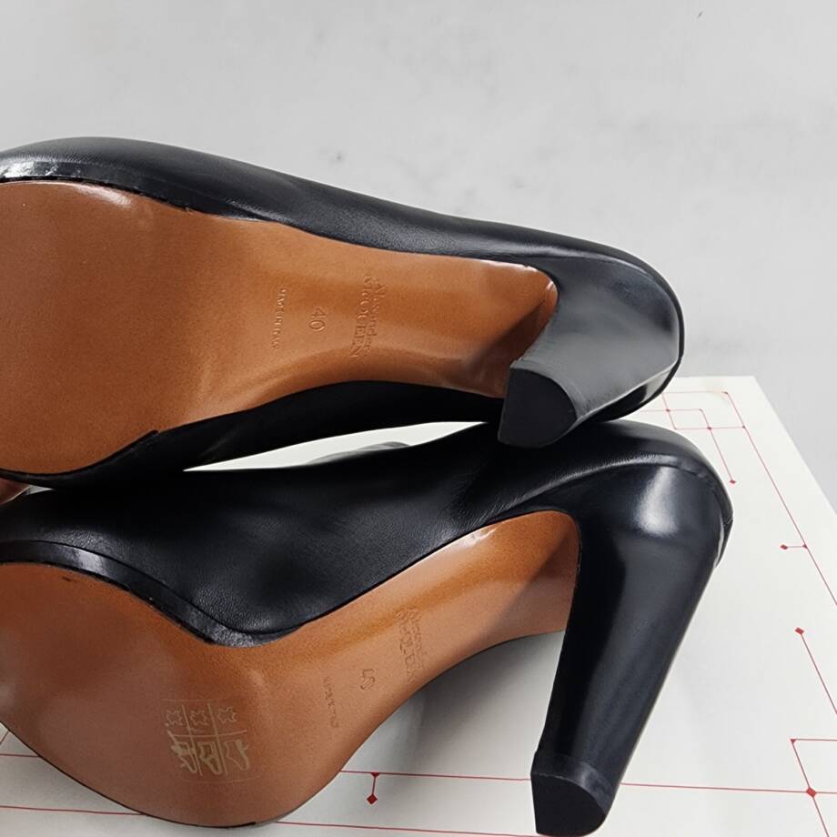 Alexander McQueen Leather High Heel Pumps Women's 40/10 US Black Solid Slip On
