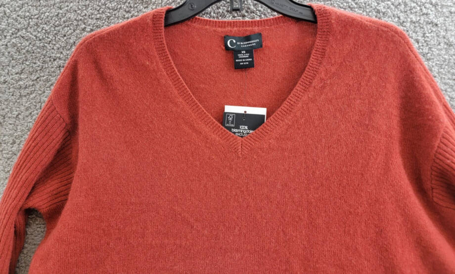 C by Bloomingdale's Cashmere V-Neck Sweater Women's XS Dark Sienna Long Sleeves~