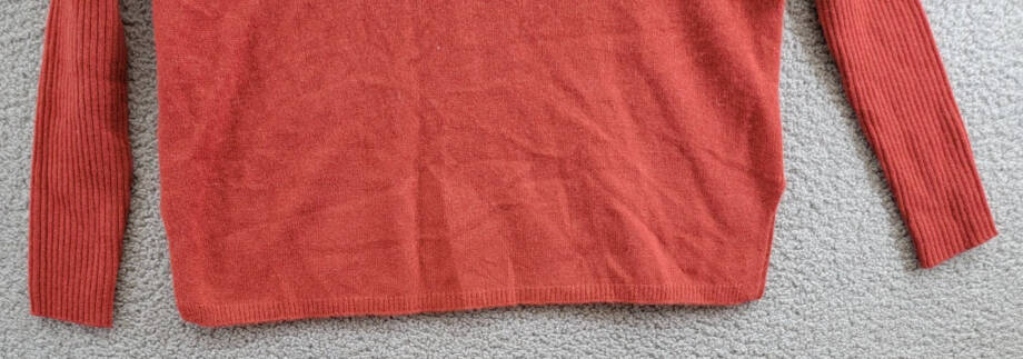 C by Bloomingdale's Cashmere V-Neck Sweater Women's XS Dark Sienna Long Sleeves~