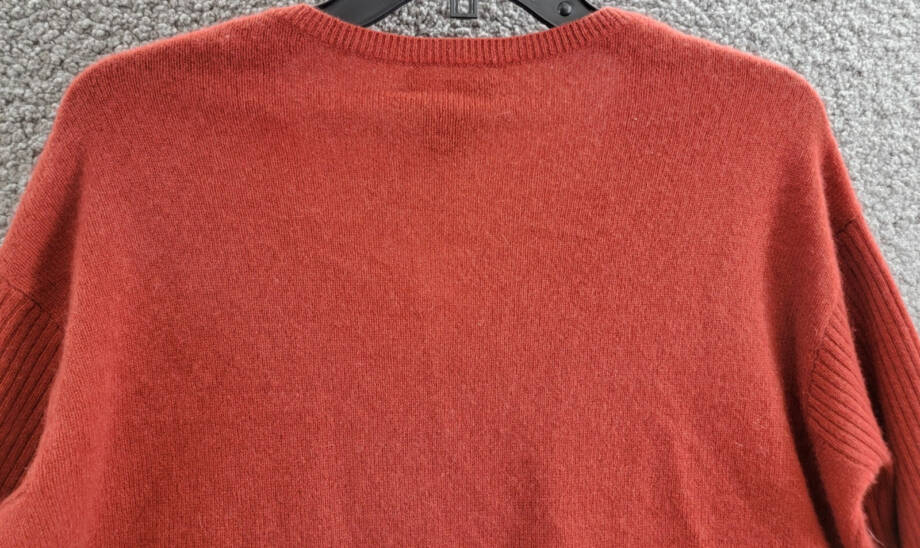 C by Bloomingdale's Cashmere V-Neck Sweater Women's XS Dark Sienna Long Sleeves~
