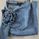 Aqua Asymmetric Denim Floral Mini Skirt Women's XS Blue Heather Back Zip Closure
