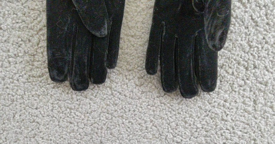 Marcus Adler Rouched Cuff Thinsulate Lined Velvet Glove Women's One Size Black