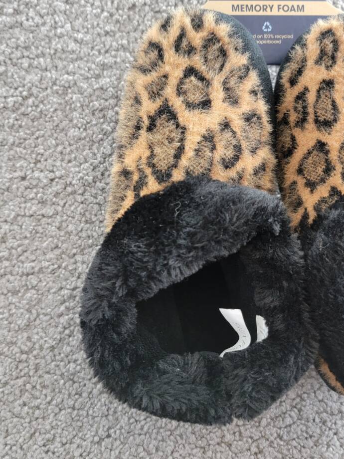 Isotoner Memory Foam Cheetah Comfort Booth Slippers Women's XL 9.5-10.5 Beige