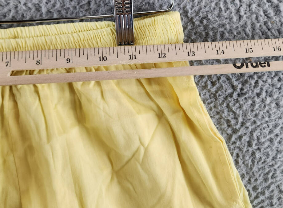 AQUA Pull On Shorts Women's Small Yellow Solid Side Pockets Elastic Waistband